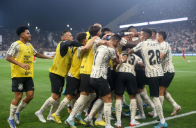 Todos os jogadores do Corinthians se abraçando após gol contra o Athletico-PR