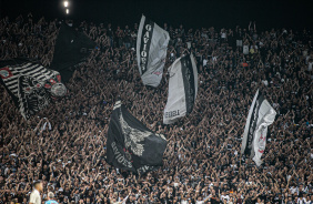 Torcida do Corinthians festejando durante a vitria do time contra o Athletico-PR
