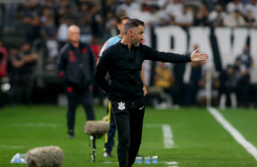 Vtor Pereira passando ordens na beira do campo da Neo Qumica Arena no jogo contra o Athletico-PR