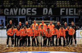 Base do futsal do Corinthians exibe taa da Copa do Mundo