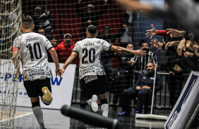 Deives e Allan comemorando gol do Corinthians pela Liga Nacional de Futsal