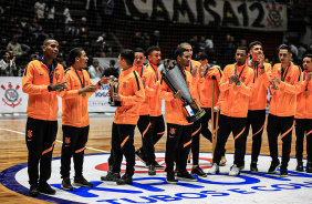 Jogadores da base do futsal do Corinthians exibem taa da Copa do Mundo