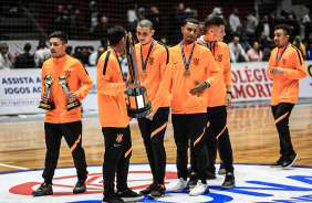 Jogadores da base do futsal do Corinthians recebem taa da Copa do Mundo