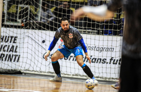 Lucas Oliveira no aquecimento para jogo do Corinthians pela Liga Nacional de Futsal