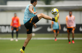 Mateus vital domina bola em treino do Corinthians antes de enfrentar o Gois pelo Brasileiro