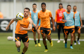 Ramiro com Wesley ao fundo em treino do Corinthians antes de enfrentar o Gois pelo Brasileiro