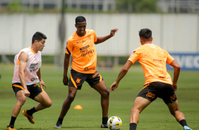 Roni e Robert Renan em treino do Corinthians antes de enfrentar o Gois pelo Brasileiro