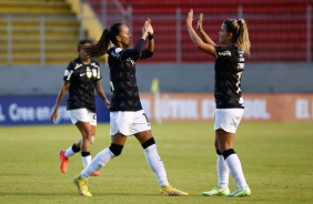 Adriana e Tamires comemoram gol do Corinthians