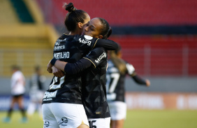 Gabi Portilho e Adriana comemoram o gol do Corinthians
