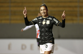 Adriana marca décimo gol pelo Corinthians no ano e encosta em