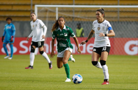 Gabi Zanotti conduz a bola em jogo contra o Deportivo Cali na Libertadores Feminina