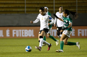 Gabi Zanotti tenta o passe em duelo contra o Deportivo Cali na Libertadores Feminina