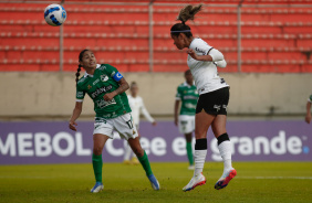 Vic Albuquerque cabeceia em jogo contra o Deportivo Cali na Libertadores Feminina