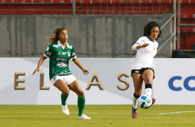 Yasmim tenta o passe em jogo contra o Deportivo Cali na Libertadores Feminina