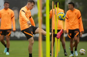 Lucas Piton no treino do Corinthians