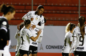 Elenco do Corinthians comemorando o gol de Bianca contra o Olmpia