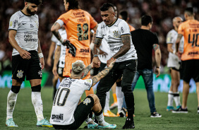 Paulinho consolando Rger Guedes aps derrota do Corinthians