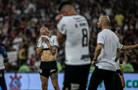 Renato Augusto e Fbio Santos aps a derrota do Corinthians
