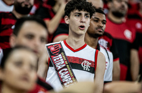 Torcedor do Flamengo acompanha a final da Copa do Brasil