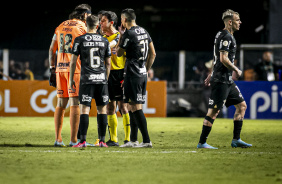 Elenco do Corinthians em reclmao com a arbitragem durante clssico contra o Santos