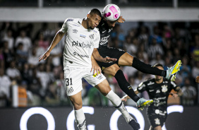Yuri Alberto em disputa de bola no clssico contra o Santos