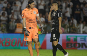 Cssio e Balbuena conversando no campo da Vila Belmiro durante clssico contra o Santos