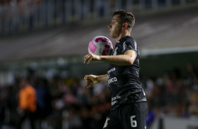 Lucas Piton dominando a bola no clssico contra o Santos pelo Brasileiro 2022