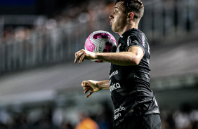 Lucas Piton dominando a bola no clssico contra o Santos