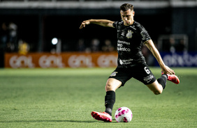 Lucas Piton se preparando para chutar a bola no clssico contra o Santos na Vila Belmiro