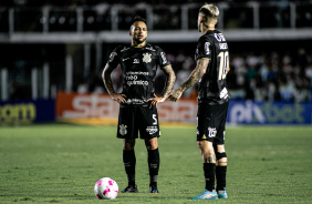 Maycon e Rger Guedes dialogando antes de uma cobrana de falta no clssico contra o Santos