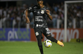 O defensor Robert Renan aps dominar a bola se prepara para realizar um passe contra o Santos