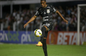 O zagueiro Robert Renan dominando a bola no triunfo contra o Santos por 1 a 0