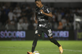 Robert Renan se preparando para fazer um passe no duelo contra o Santos