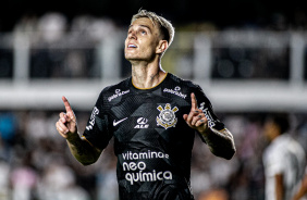 Rger Guedes agradecendo a Deus durante comemorao no gol marcado contra o Santos