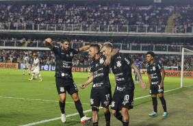 Rger Guedes, Bruno Mndez e Gustavo Silva celebrando o gol marcado pelo camisa 10 na Vila Belmiro