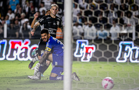 Rger Guedes e goleiro do Santos no momento do gol do camisa 10