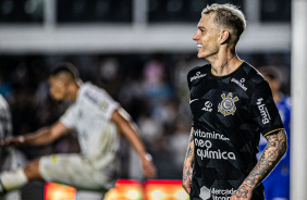 Rger Guedes sorridente aps anotar o 15 gol da temporada