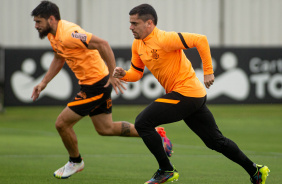 Bruno Mndez e Fagner durante treino do Corinthians no CT Joaquim Grava