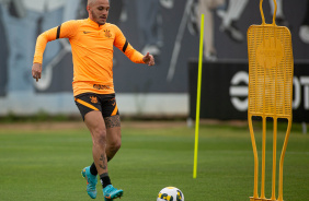 Fbio Santos em ao no treino do Corinthians no CT Joaquim Grava