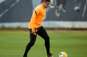 Fagner em ao no treino do Corinthians no CT Joaquim Grava
