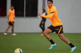 Giovane em ao no treino do Corinthians no CT Joaquim Grava