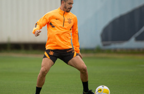 Giuliano em ao no treino do Corinthians no CT Joaquim Grava