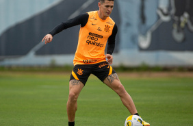 Mateus Vital em ao no treino do Corinthians no CT Joaquim Grava