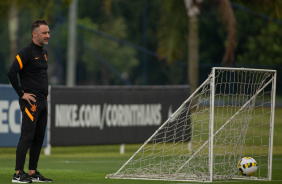 Vtor Pereira marcando presena em treino do Corinthians no CT Joaquim Grava