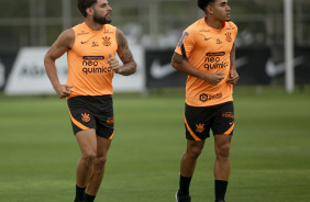 Yuri Alberto e Du Queiroz durante treino do Corinthians no CT Joaquim Grava