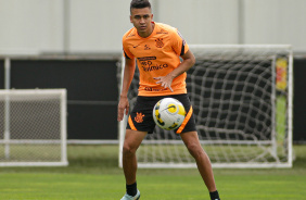 Cantillo observando a bola no treino desta manh no CT Joaquim Grava