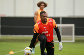 Carlos Miguel recolocando a bola em jogo durante treino da manh no CT Joaquim Grava