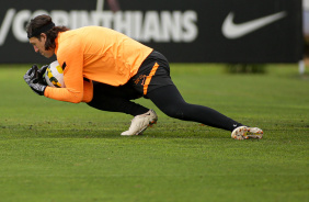 Cssio abraando a bola no treino desta sexta-feira no CT Joaquim Grava