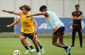 Guilherme Biro e Robson Bambu realizando atividade no treino matinal no CT Joaquim Grava