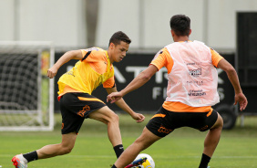 Matheus Arajo realizando um drible durante treino da manh nesta sexta-feira no CT Joaquim Grava